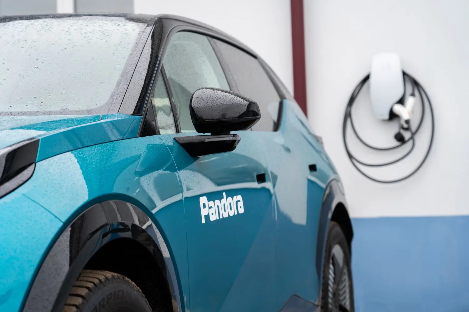 фото автомобиля на фоне заправки